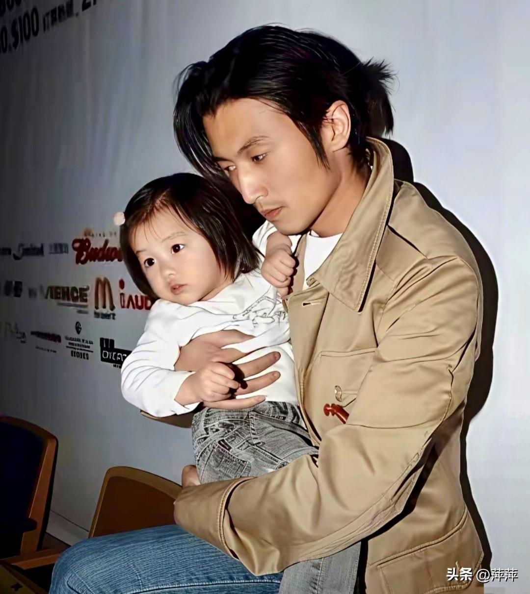 2006年，谢霆锋抱着好友陈奕迅的女儿陈康堤，画面温柔动人。当时陈康堤才1岁多，