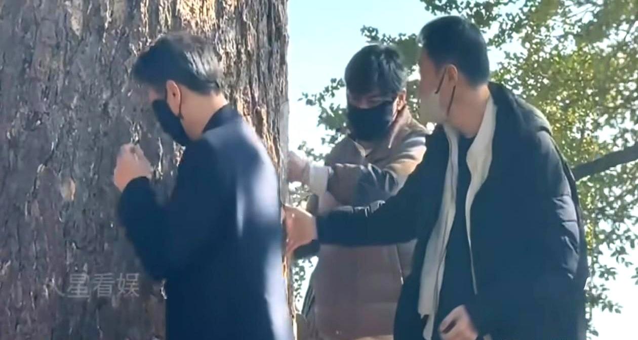 也蕴含着亲友陪伴带来
 

辛柏青的状态有了明显变化。
 

他终于不再把自己关