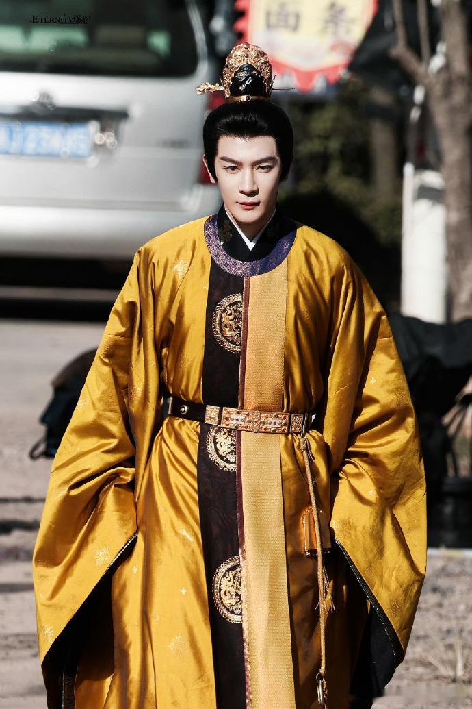 夏之光金袍束发黄金冠夏之光金吾不禁纯爱帝王 夏之光金袍束发黄金冠，夏之光金吾不禁