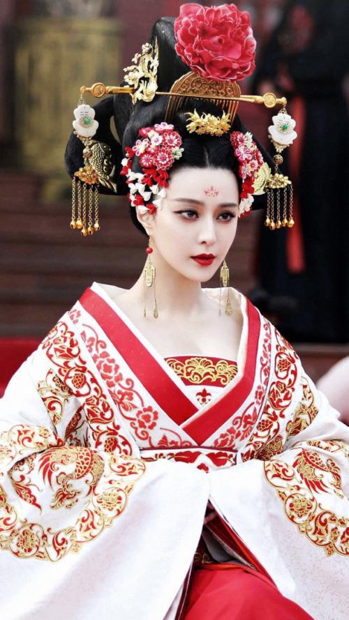 “大唐最飒女CEO”武则天：67岁登基不搞祥瑞造势，先在洛阳街头设“意见木箱”，
