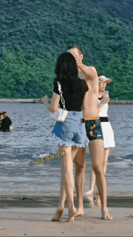 现在的女孩子都可放得开了