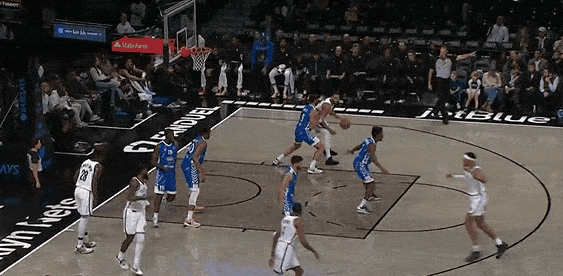 这是德克-诺维茨基吗？干脆就叫他“诺维茨西”吧！
#NBA热点# #NBA吐槽大