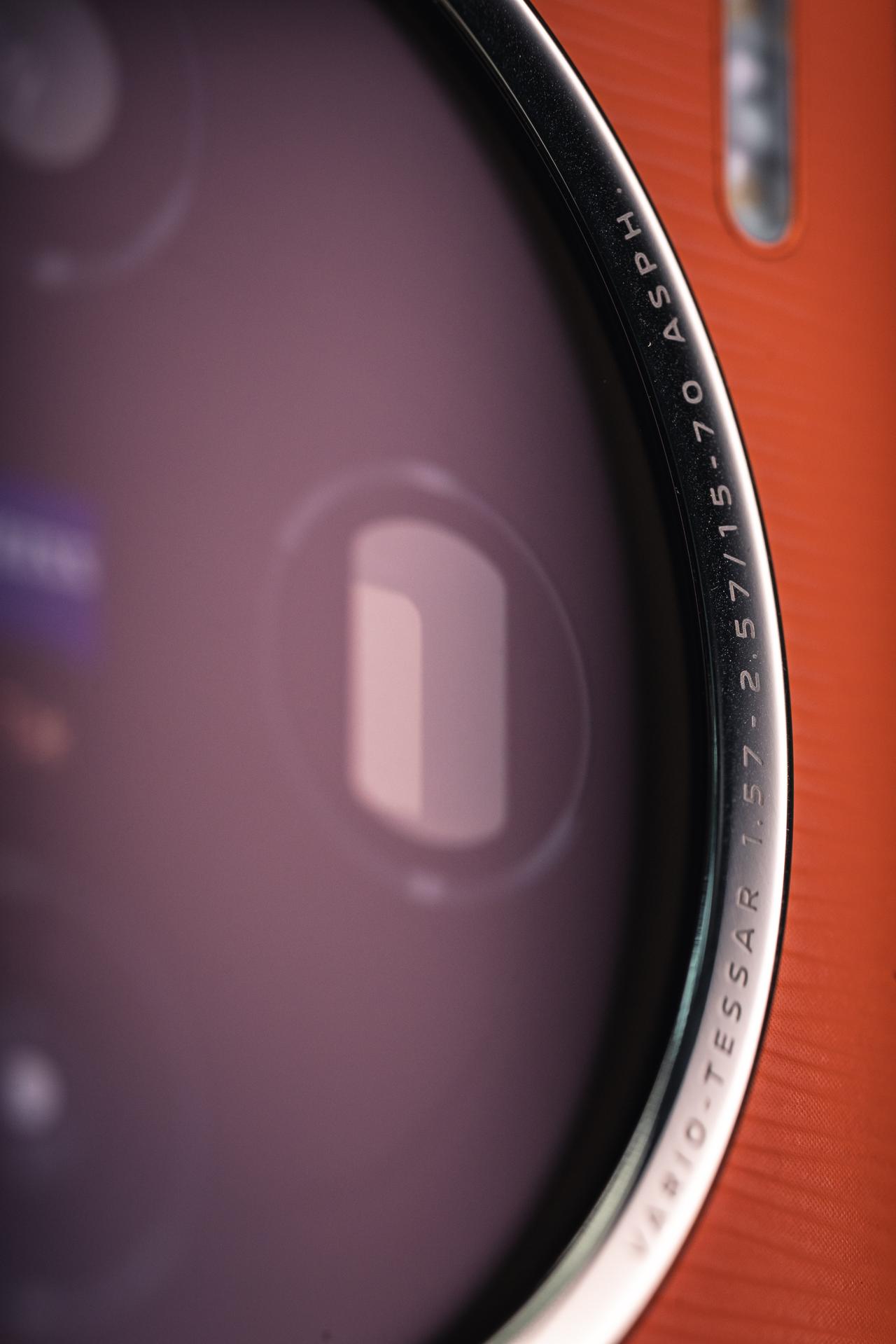 vivo X100这次是把高级感写脸上了，橙色素皮搭配独特水波纹理，好似西湖十景