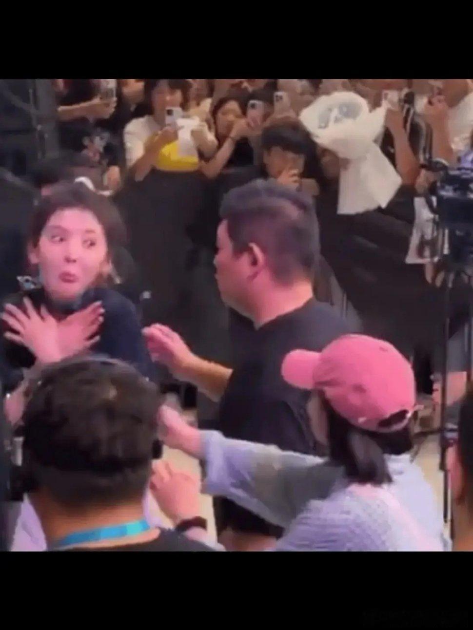 看来章若楠很恐惧自己的男粉 ​​​