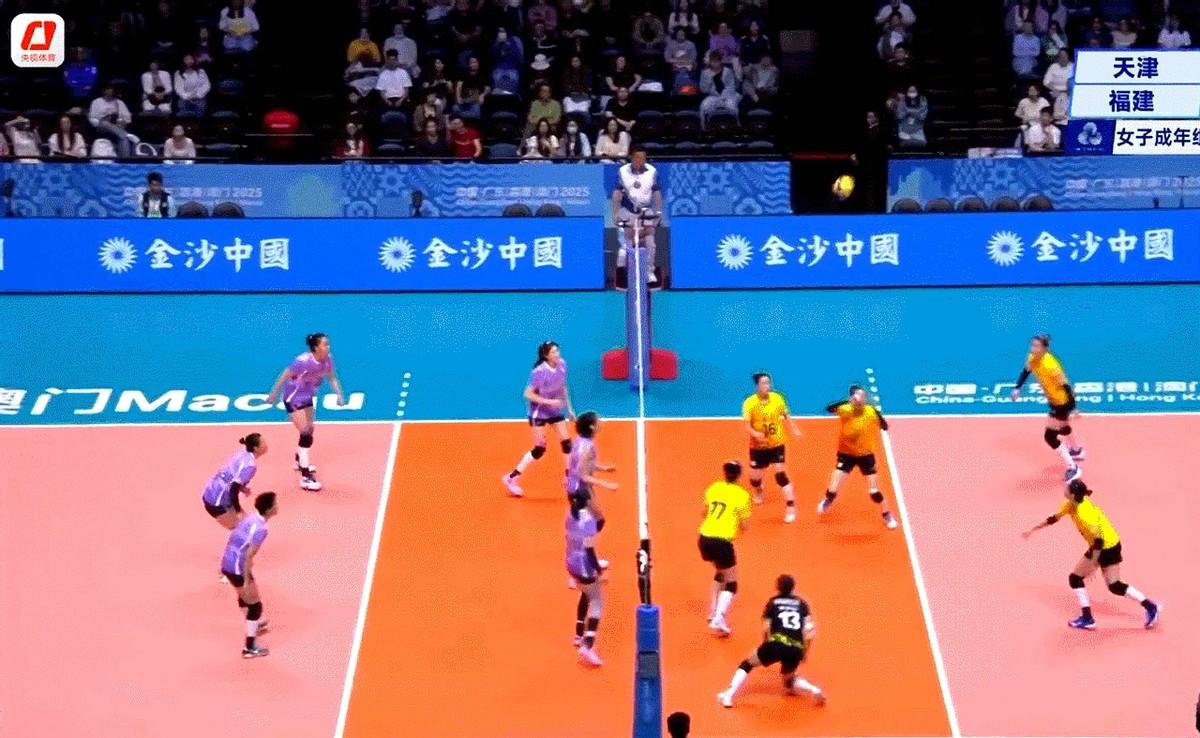 庄宇珊蜕变了，单局13分！
第一局，天津女排跟福建女排打得非常刺激，难舍难分的，