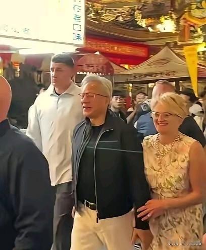 大家关注的不只是黄仁勋的千亿身家，更是他"路边摊买麻花，回家给老婆做饭"的生活哲