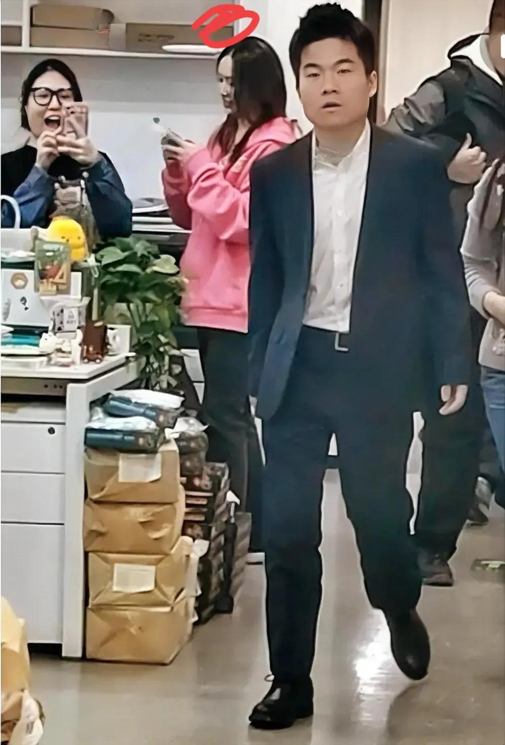 董宇辉提拔、涨工资后，请留意东方甄选长公主优优后台相遇董宇辉的表情：不羡慕、不嫉