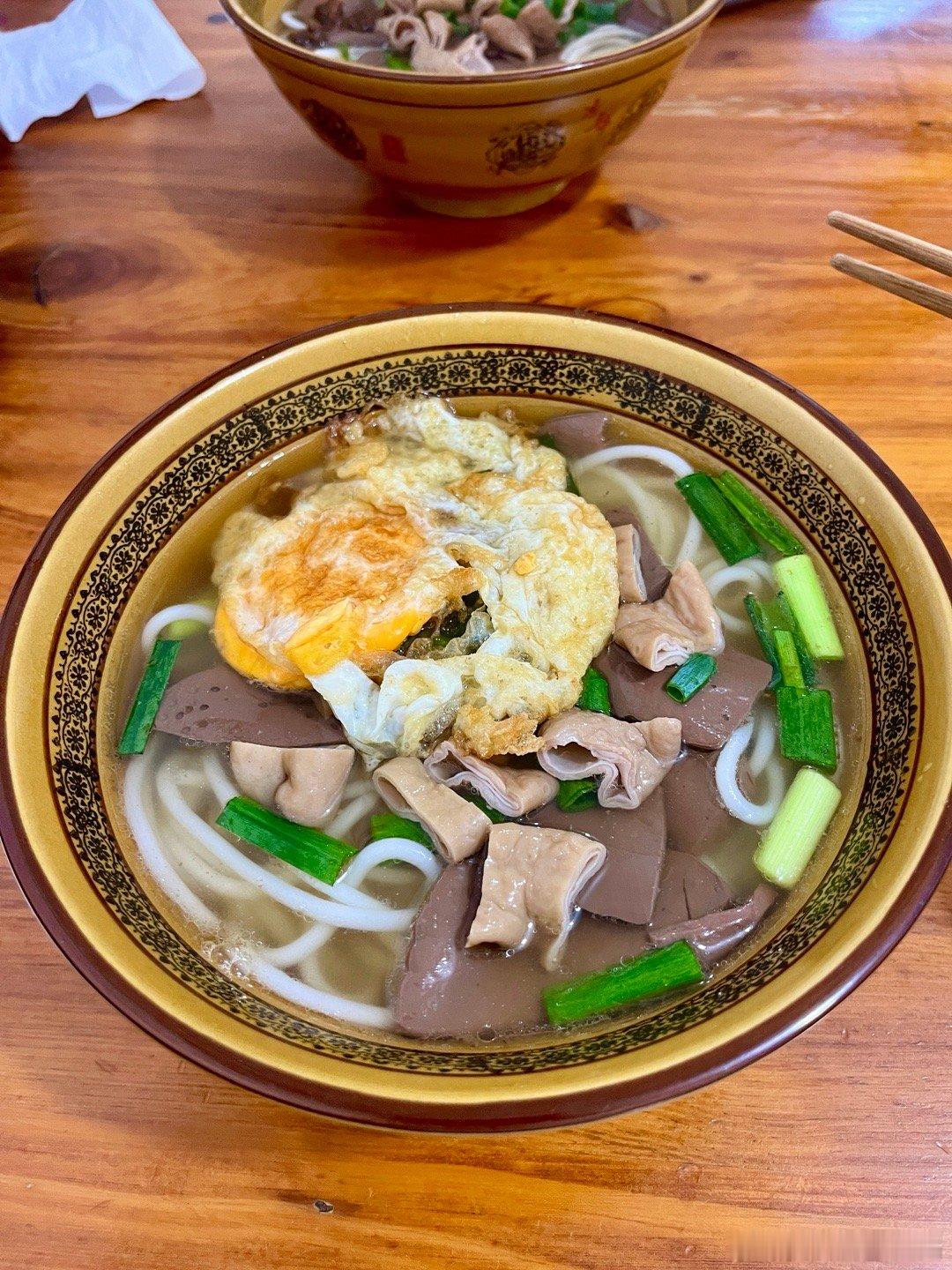 早饭吃的猪脏粉，我觉得这家店挺正宗的，粉粗细适中没有胶感，汤底清爽又香压得住味。
