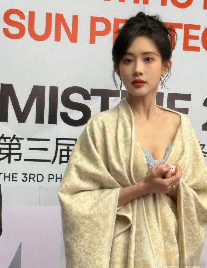 孟子义线下活动状态  孟子义杭州活动生图 孟子义在杭州蜜丝婷活动的生图流出，这美