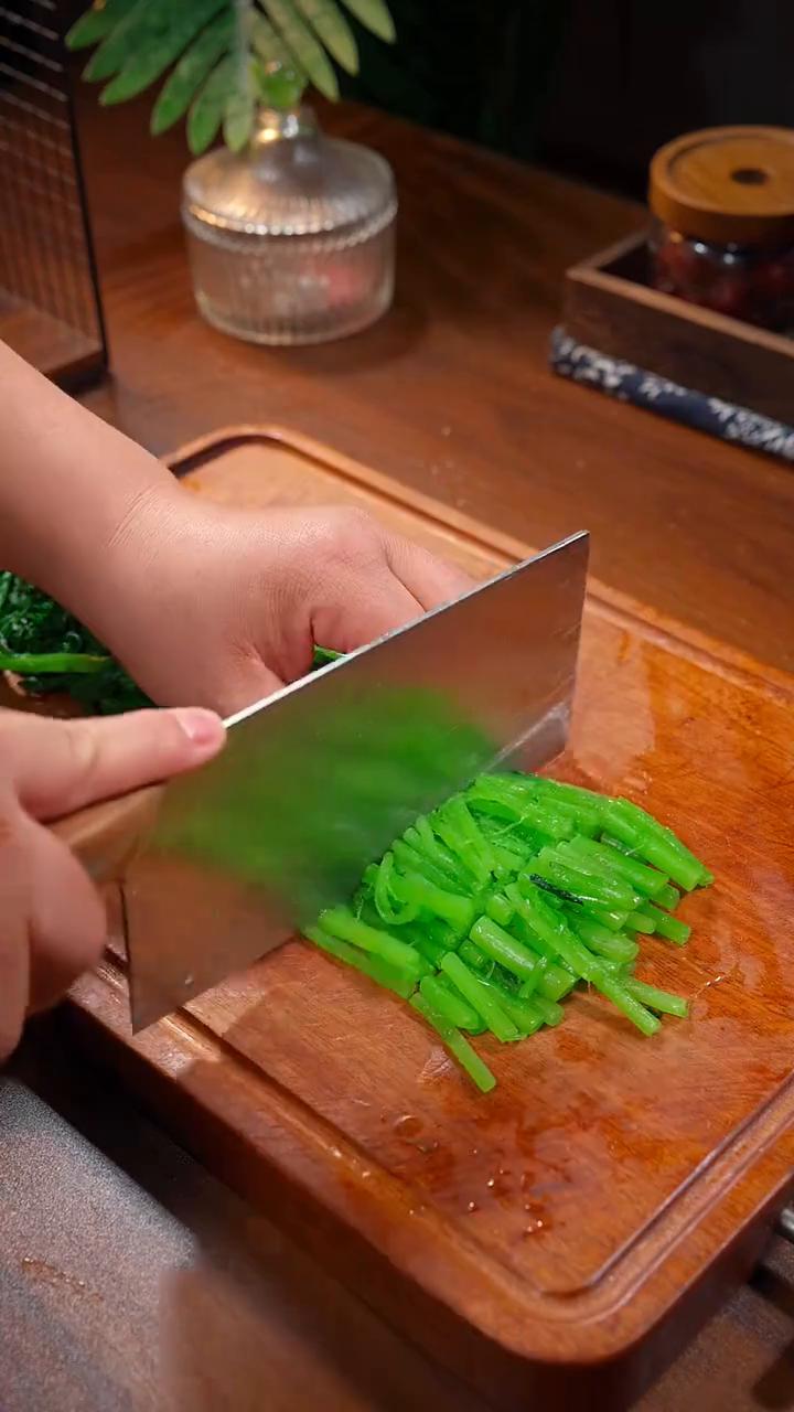茼蒿拌鸡蛋。
茼蒿拌鸡蛋第一天，茼蒿拌鸡蛋第三天，茼蒿拌鸡蛋第七天。茼蒿拌鸡蛋晚