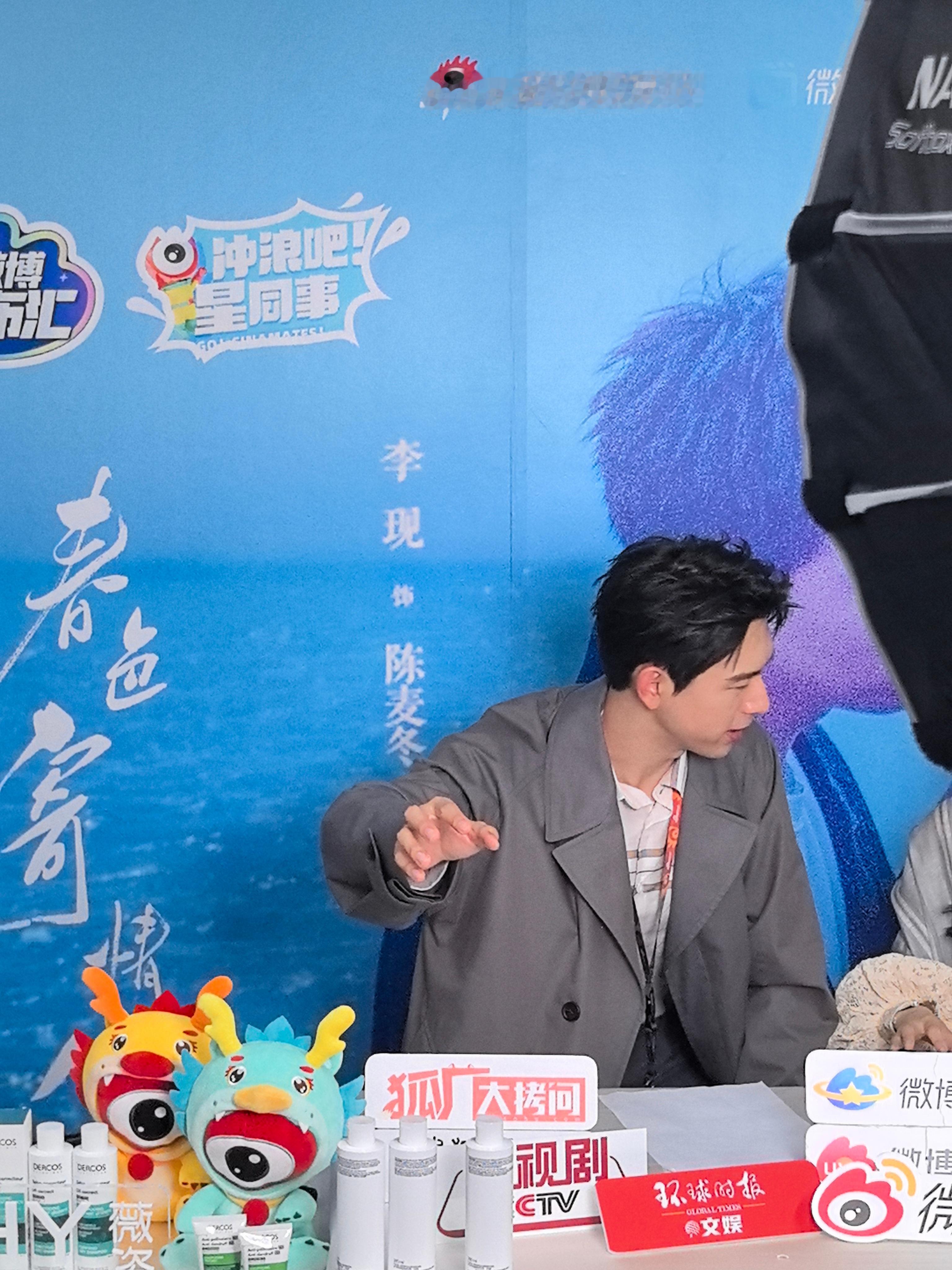 #李现扫楼发型# 还有谁没看今天直播扫楼的发型，风衣配清爽短发，爱了！苏感拿捏了