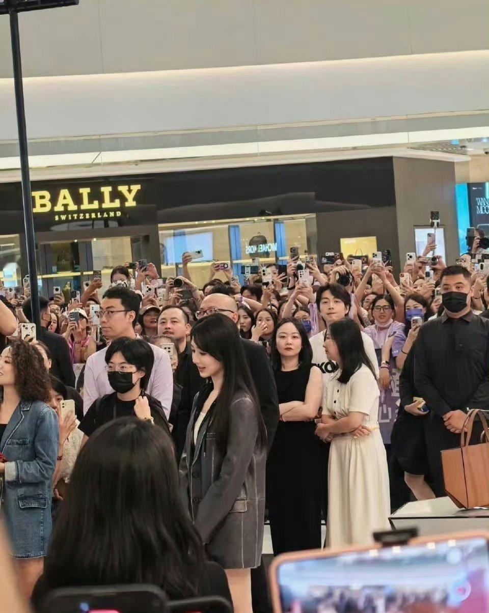 杨紫放到人群中还是蛮突出的 ​​​