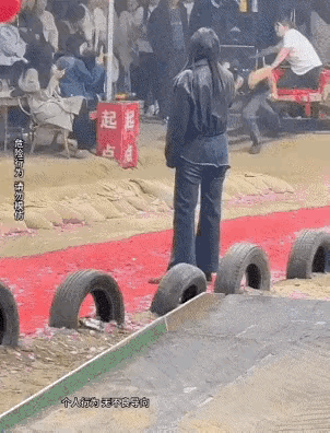 小姐姐：慢点，其实我不是很在乎第一名。
小哥哥：不，我在乎。