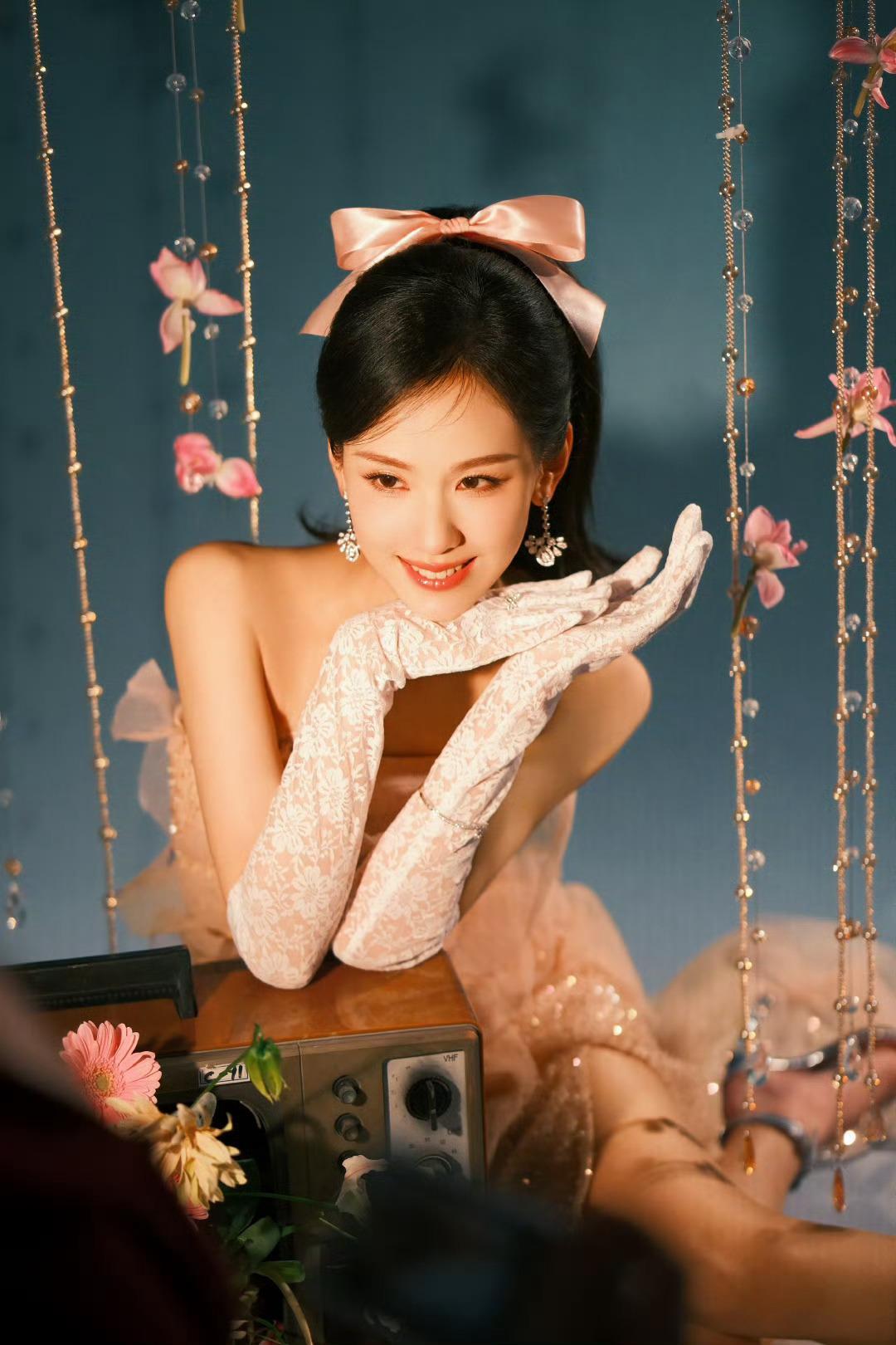 陈都灵复古挂历女郎 陈都灵东方跨年的造型真的好有百老汇即视感，这风格好适合她，复