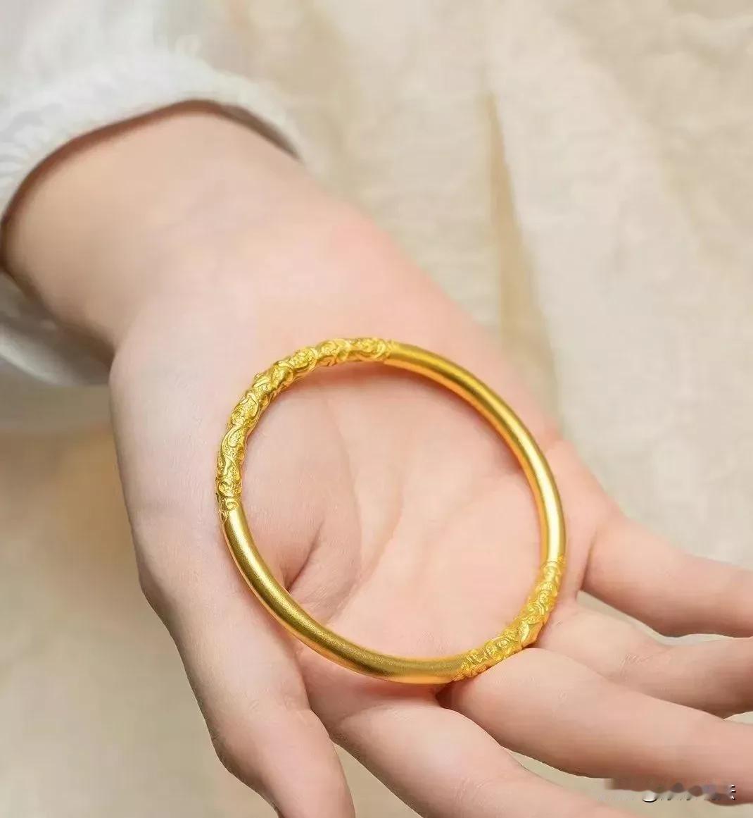 这心也太大了！上海，一女子见金价能涨，于是打算把28.29克的金镯子卖了变现。金