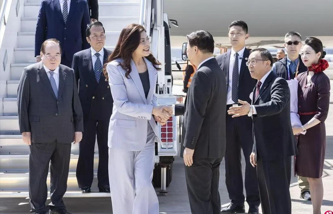 吴成典今天在松山机场那段话，分量重得惊人！他当着所有镜头喊出一句——国共两党一起