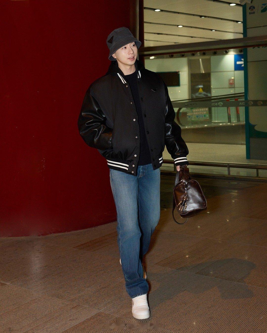 马龙锐意锋芒点亮夜幕 喜欢马龙，就是喜欢一份永不褪色的卓越。赛场上是沉稳坚韧的战