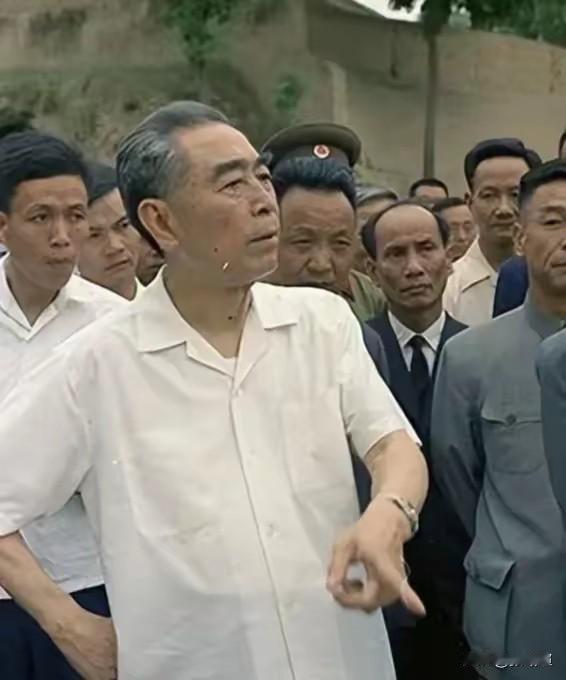 利而不害，为而不争，虚怀若谷，守拙随缘。这十六字，便是对周总理一生最崇高、最贴切