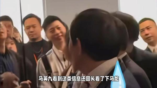 马龙被台湾绿媒，贴脸开大，说马龙没与学生交流，马龙看到电视屏幕后，一脸无语苦笑，
