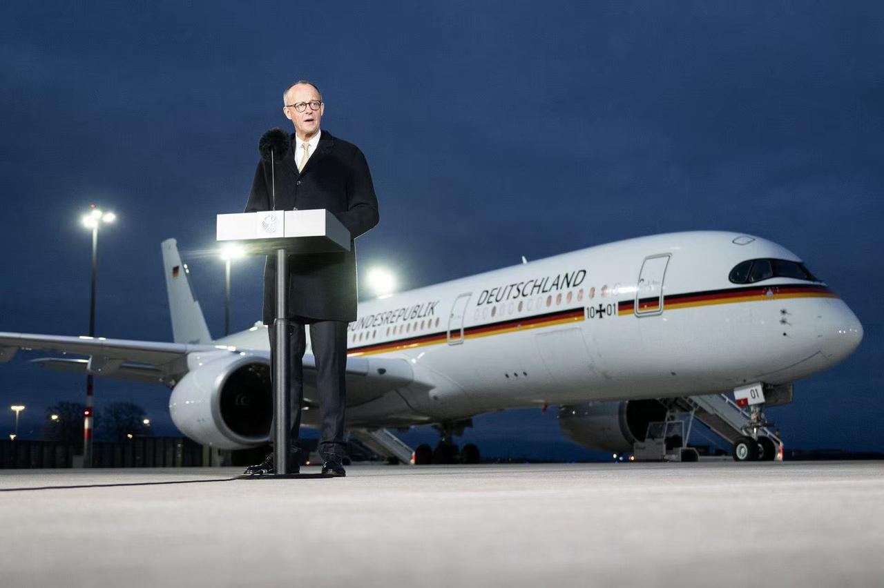 德国总理默茨启程前往中国前，发表讲话，大致意思是：

现在的中国，早就不是过去那