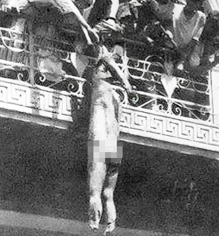 这是1958年，被处决的伊拉克国王，费萨尔二世，一张罕见的遗容，照片中的他被愤怒