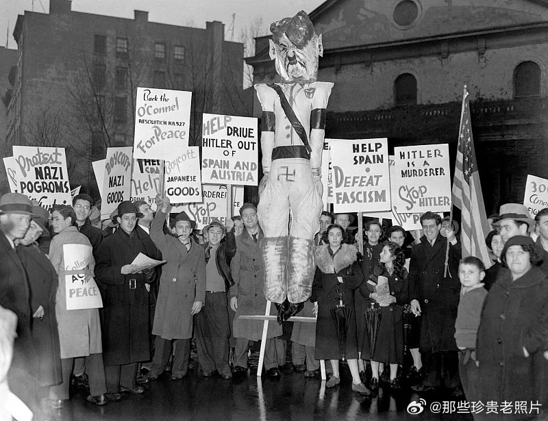 1938年4月11日，美国纽约，阿道夫·希特勒的假人木偶悬挂在空中。 