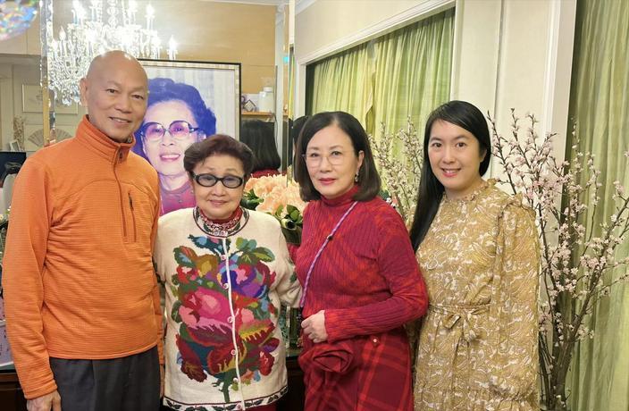 6000万豪宅客厅挤爆了！
汪明荃家宴一声招呼，古天乐佘诗曼林峰全来了，黄百鸣曾