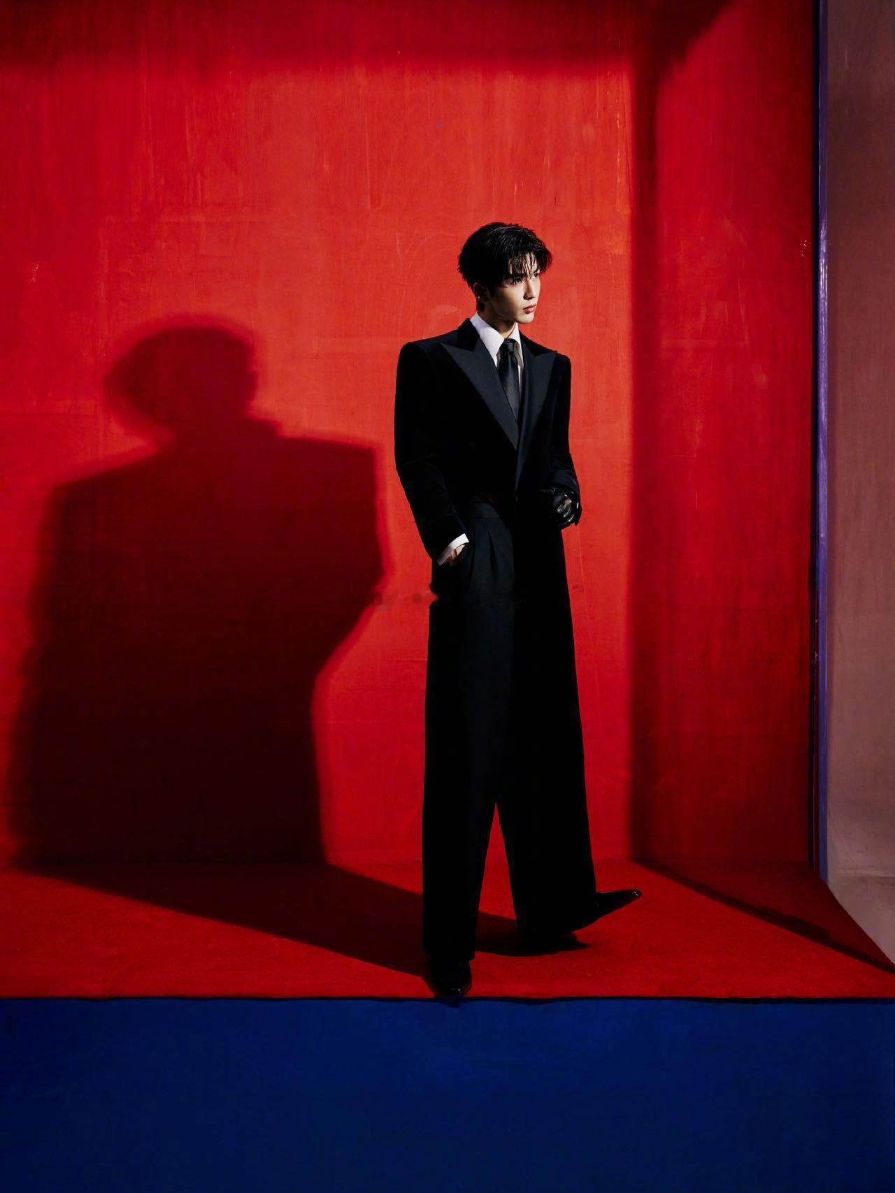 张凌赫这套造型必有高人指点这话太对了！张凌赫这套造型绝对有高人指点，黑配红配色堪