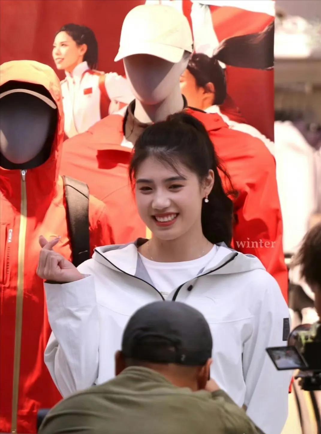 青春而又充满活力的脸庞。甜美可人的笑容。一口洁白整齐的牙齿，这才是真正的明眸皓齿