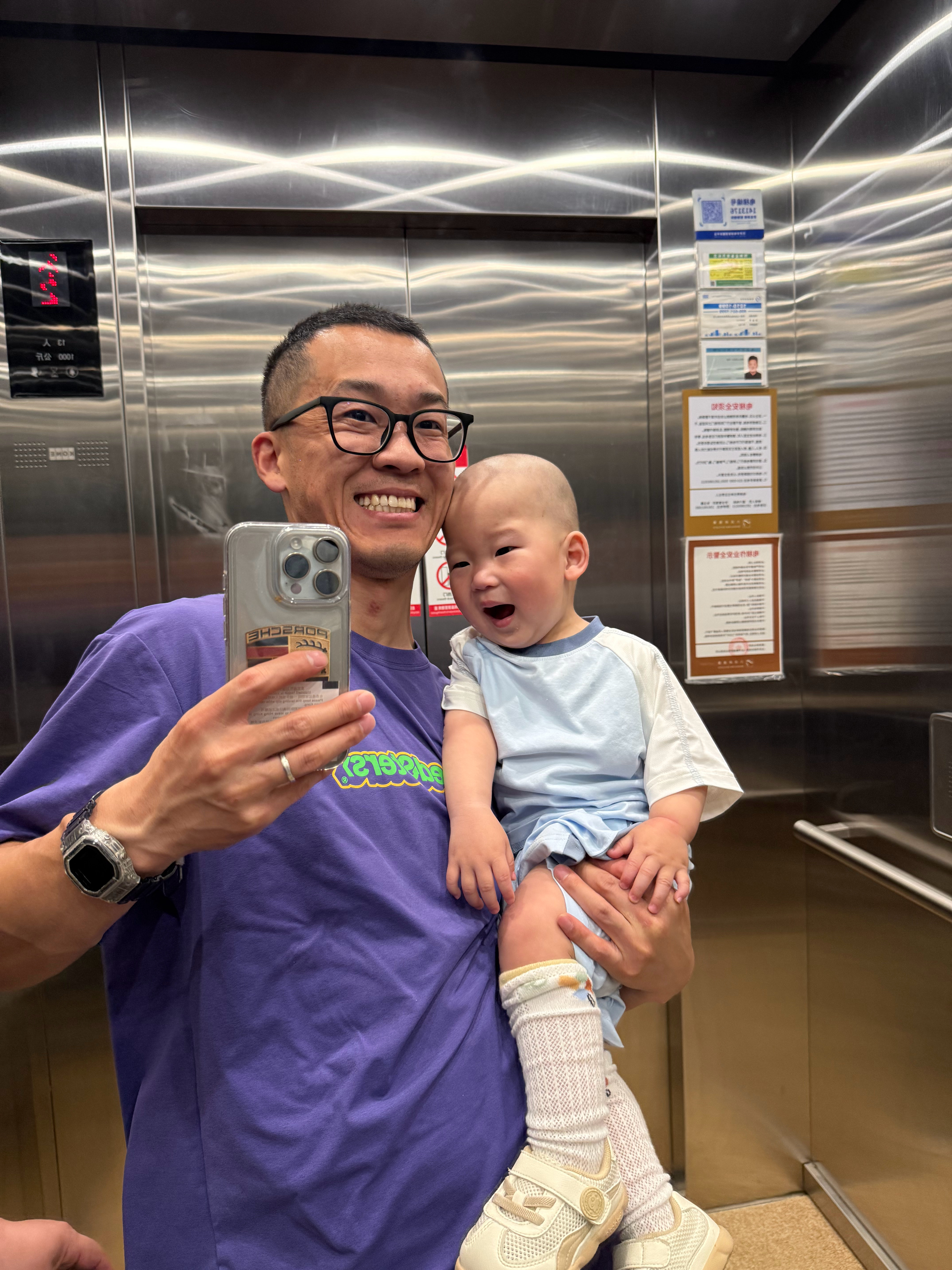 理发价格涨了 技术没涨有时候去理发店还需要排队师傅搞一搞个两小时就过去了前两天头