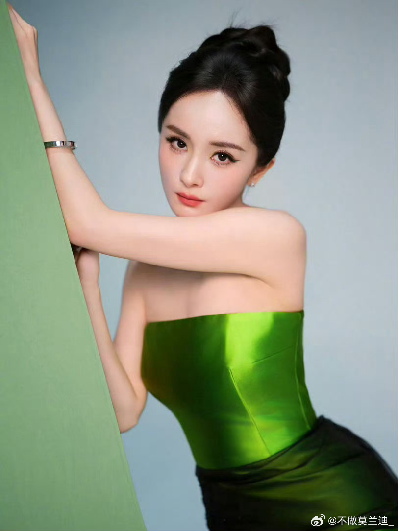 杨紫和杨幂白玉兰活动出图看起来都一般……工作室都没审图的嘛 
