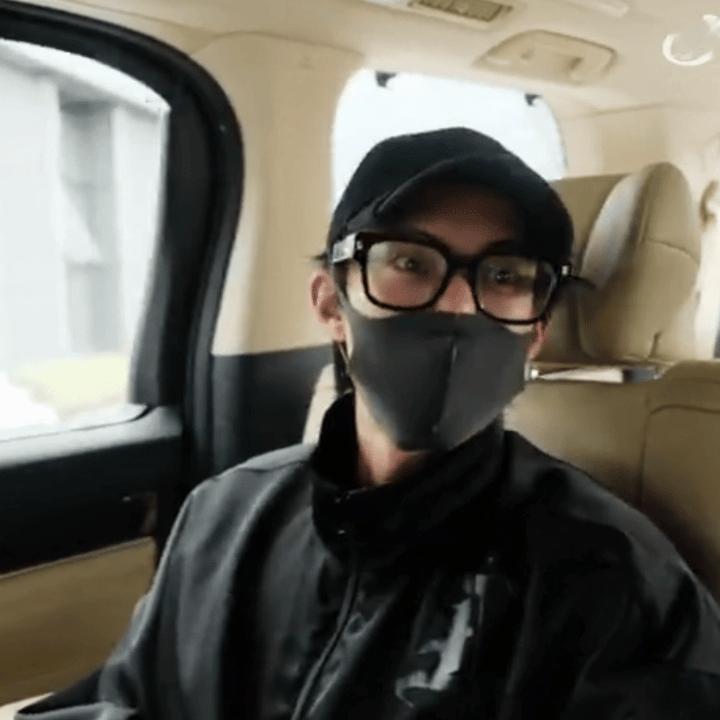我宝宝到成都那天有在车里使劲挥挥来着还碎碎念能不能看到他完全粘人小猫