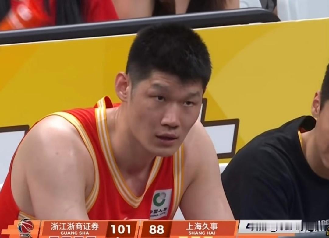 CBA总决赛G4赛后，卢伟用沉默回应判罚争议：谢谢大家，然后起身离开

总决赛G