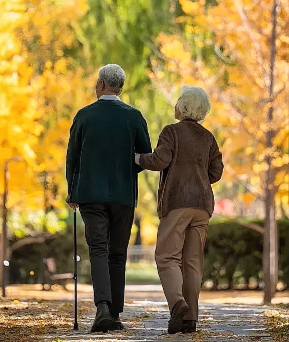 发现一种很省的养老方式：请邻居做保姆。

如今养老成本居高不下，养老院与住家保姆