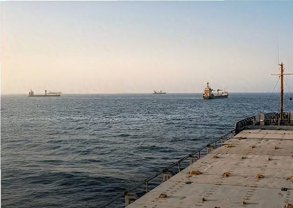 美军频频空袭伊朗死磕海峡，争端绝非过路费，霸权根基被动摇
 
美伊瑞士和谈尚未落
