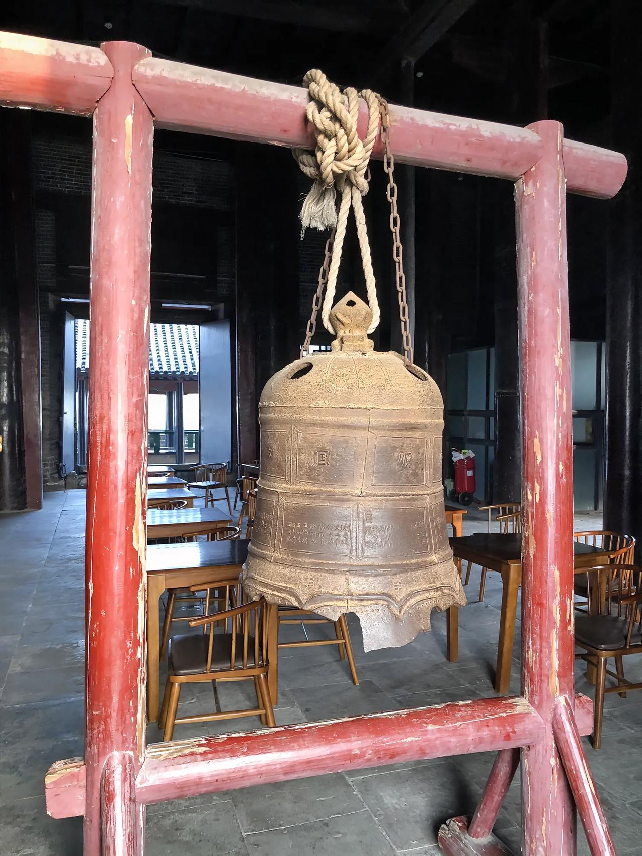 颇不溜丢一口钟
生铁的
铸铁文物
在光嶽楼上