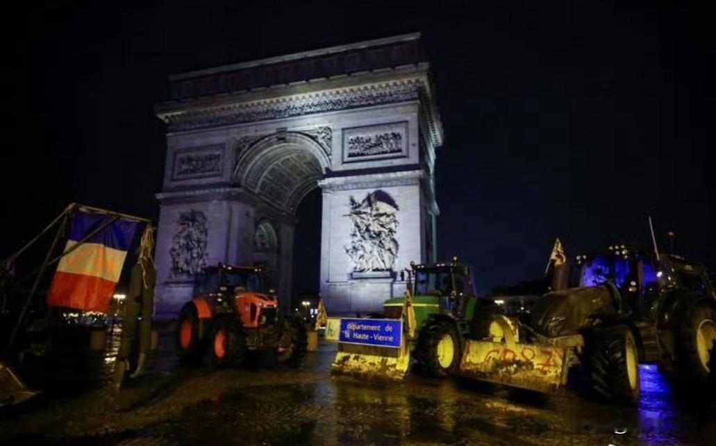 法国农民占领巴黎！

农民们接管了凯旋门、香榭丽舍大街，以及埃菲尔铁塔周边地区。