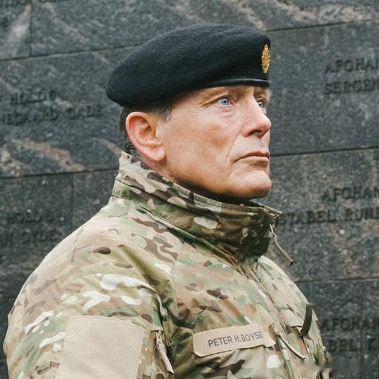 预计今晚将有大批丹麦军队抵达格陵兰岛。 丹麦皇家陆军总司令彼得·博伊森将随军前往