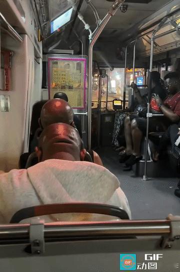 坐公交眯一觉，睁眼直接到非洲
 
本来公交上就闭目养神打个小盹，结果一睁眼直接怀