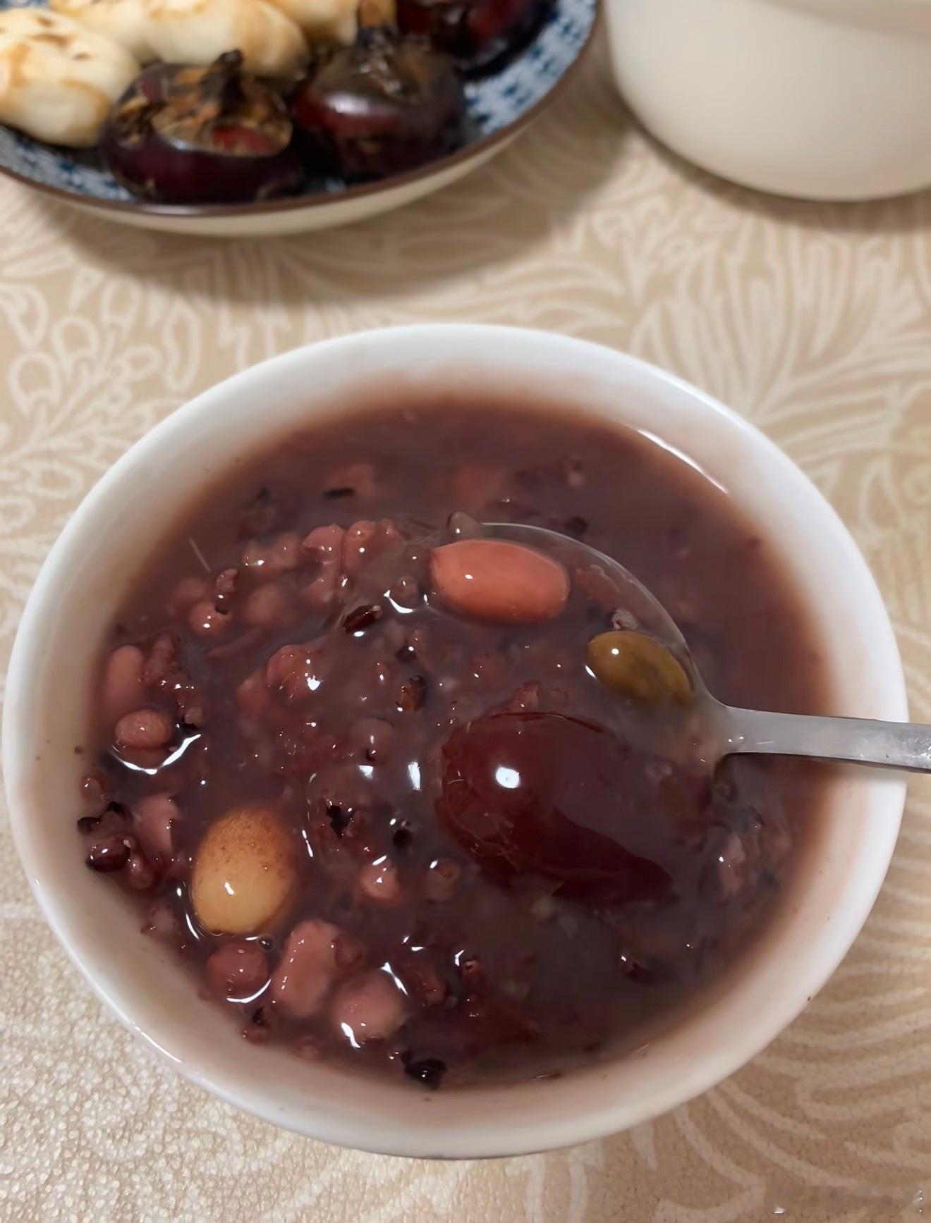 腊八节快乐，今早上就喝了一碗腊八粥。下楼上班的时候还发现已经有邻居开始贴春联了，