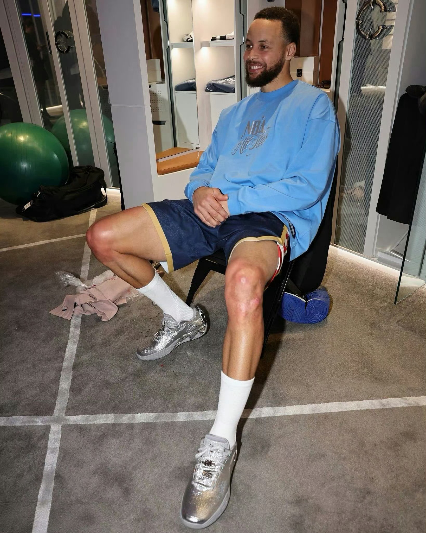 作为球迷，我希望能继续在赛场上看到他的身影但更希望他能以一个健康的身体，去享受篮