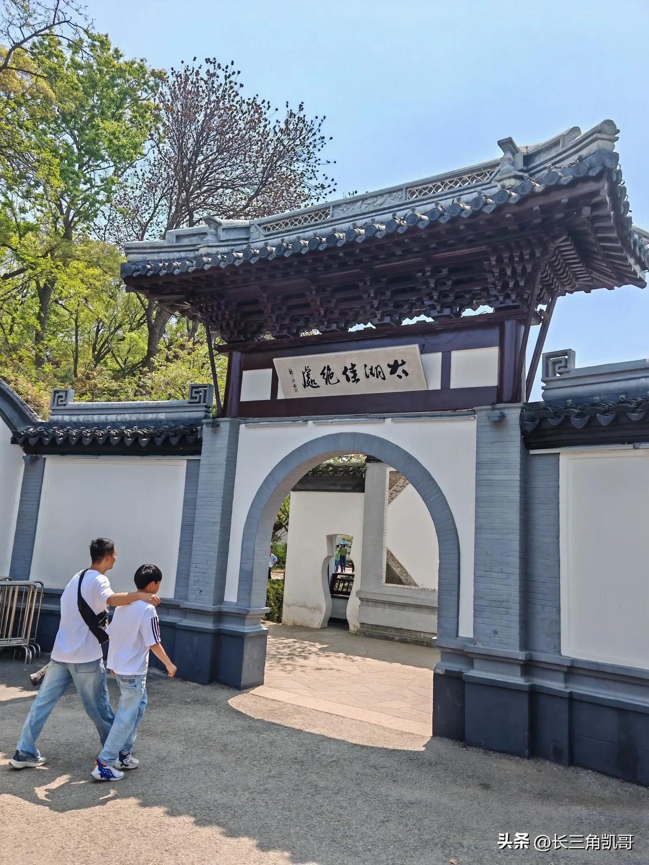 朋友新买的房子要装修了，打听一下怎么装修省钱，之前问了装修公司，要三十多万，实在