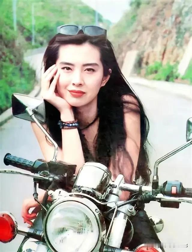 我最喜欢八十年代女星王祖贤。1987年《倩女幽魂》中，她饰演的聂小倩清冷脱俗、飘