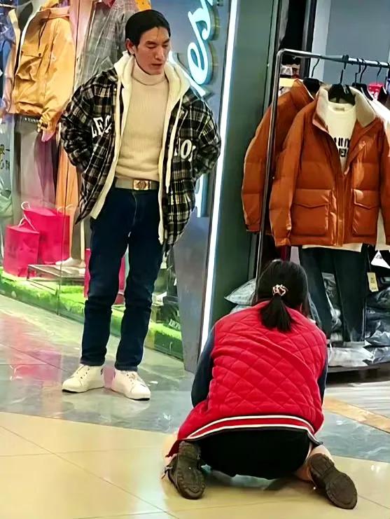 就在前几天，湖北一个商场里，一位女子当着那么多人的面，扑通一声跪在了自己丈夫面前