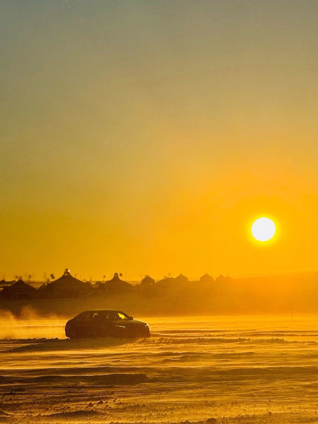 18位中德顶级试驾工程师团队联合打造，15条总长超30公里的冰上综合赛道，冰面复