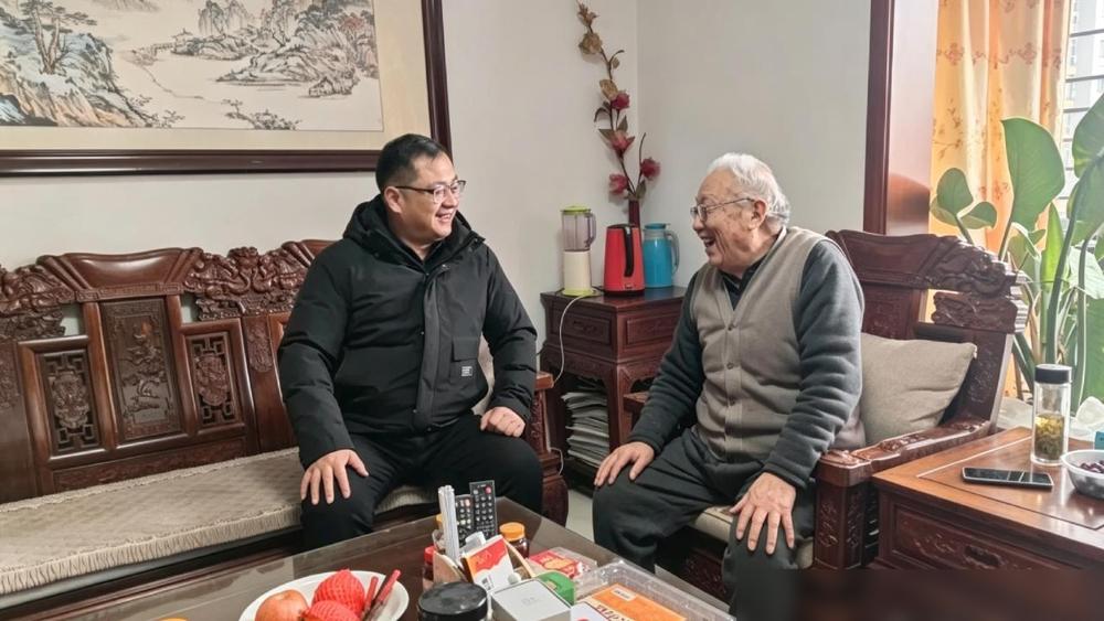 李建，济宁市第一中学党委副书记、校长，中共党员，大学学历。

我家娃今年刚从济宁