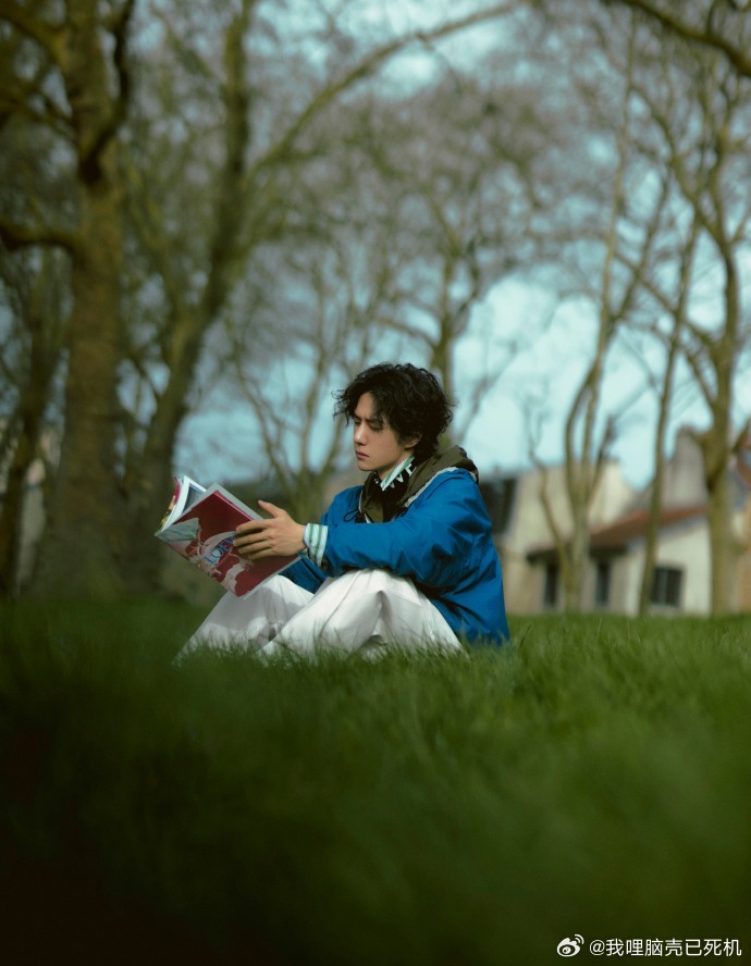 王一博巴黎时装周待会儿见王一博湖光掠影与风同坐  王一博巴黎时装周待会儿见，王一