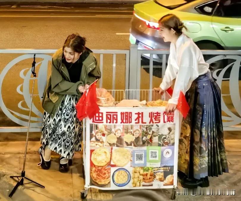 今天晚上7点我在青岛莱阳路上，遇到了两个穿着时尚的新疆美女，正在一边直播，一边卖