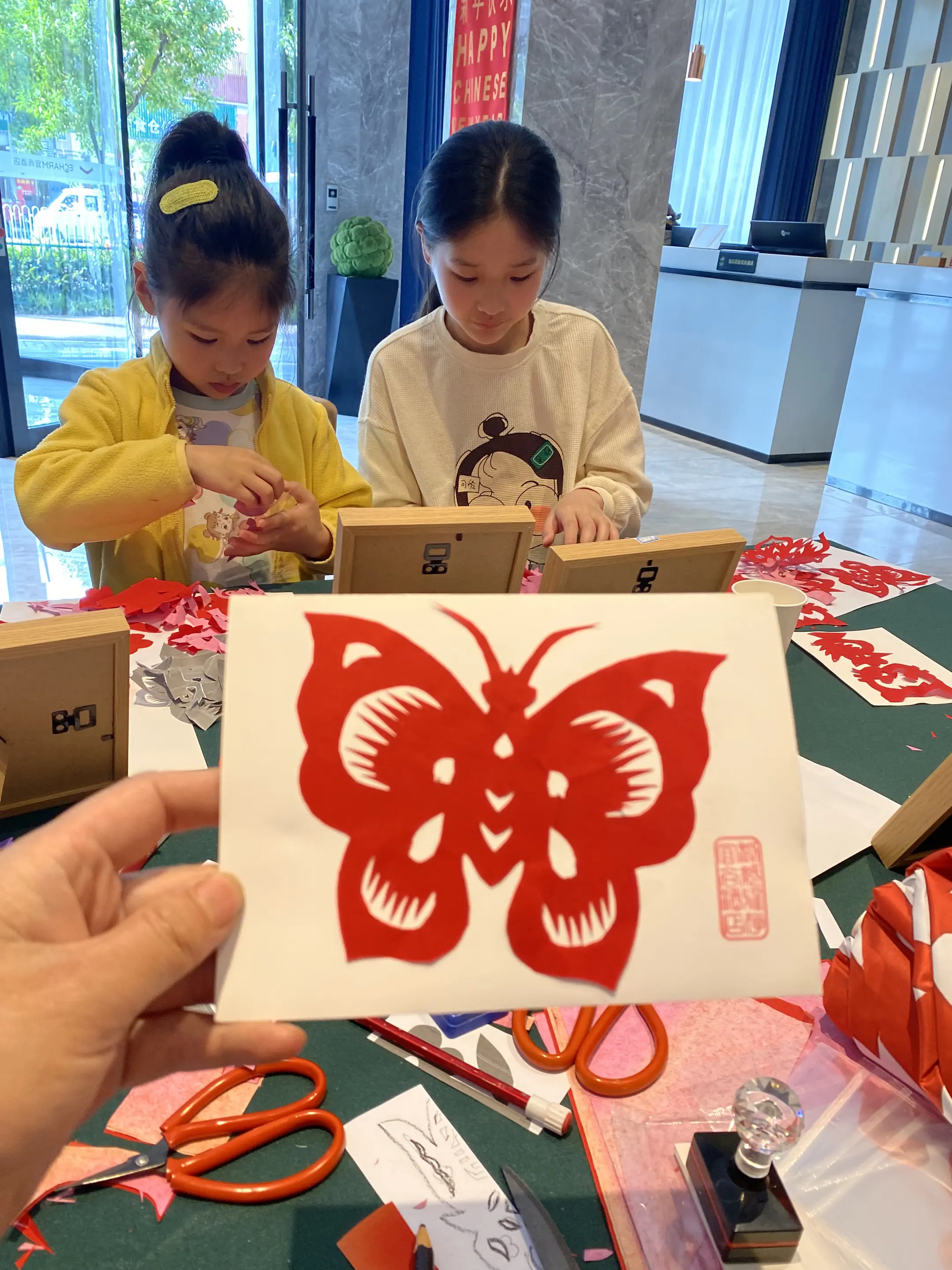 化繁为简，蝴蝶剪纸入门。筹备许久的剪纸技法盛宴已然就位，不曾想课前小小...