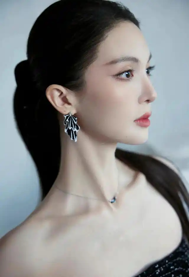 没人通知金晨这是红毯吗金晨这脖子线条优美如天鹅，一出场尽显优雅气质，令人赞叹不已